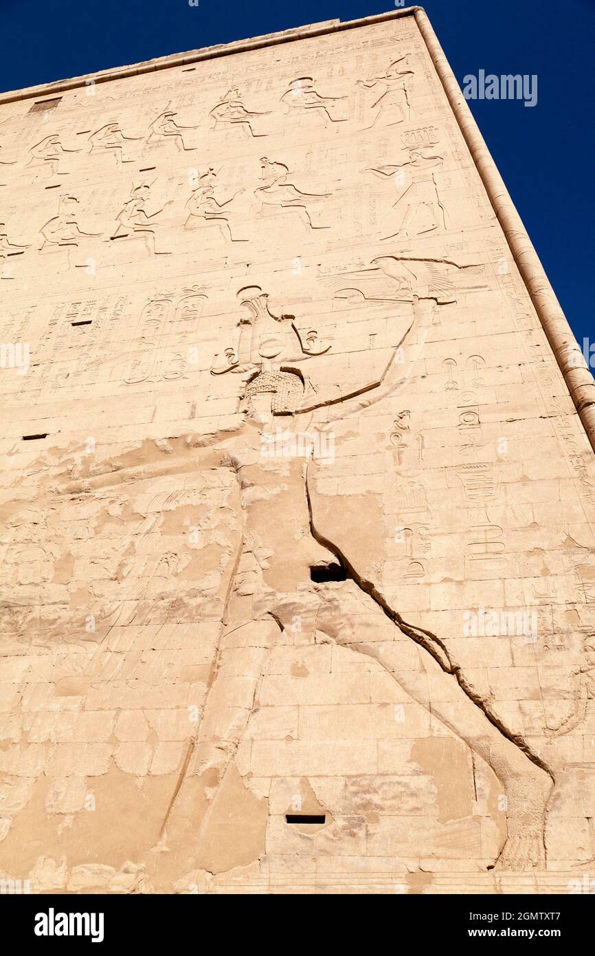 Edfu, Egitto - 1 dicembre 2012. Il bellissimo e immacolato tempio di Edfu, dedicato al Dio falco Horus, fu costruito nel Tolemaico Foto Stock