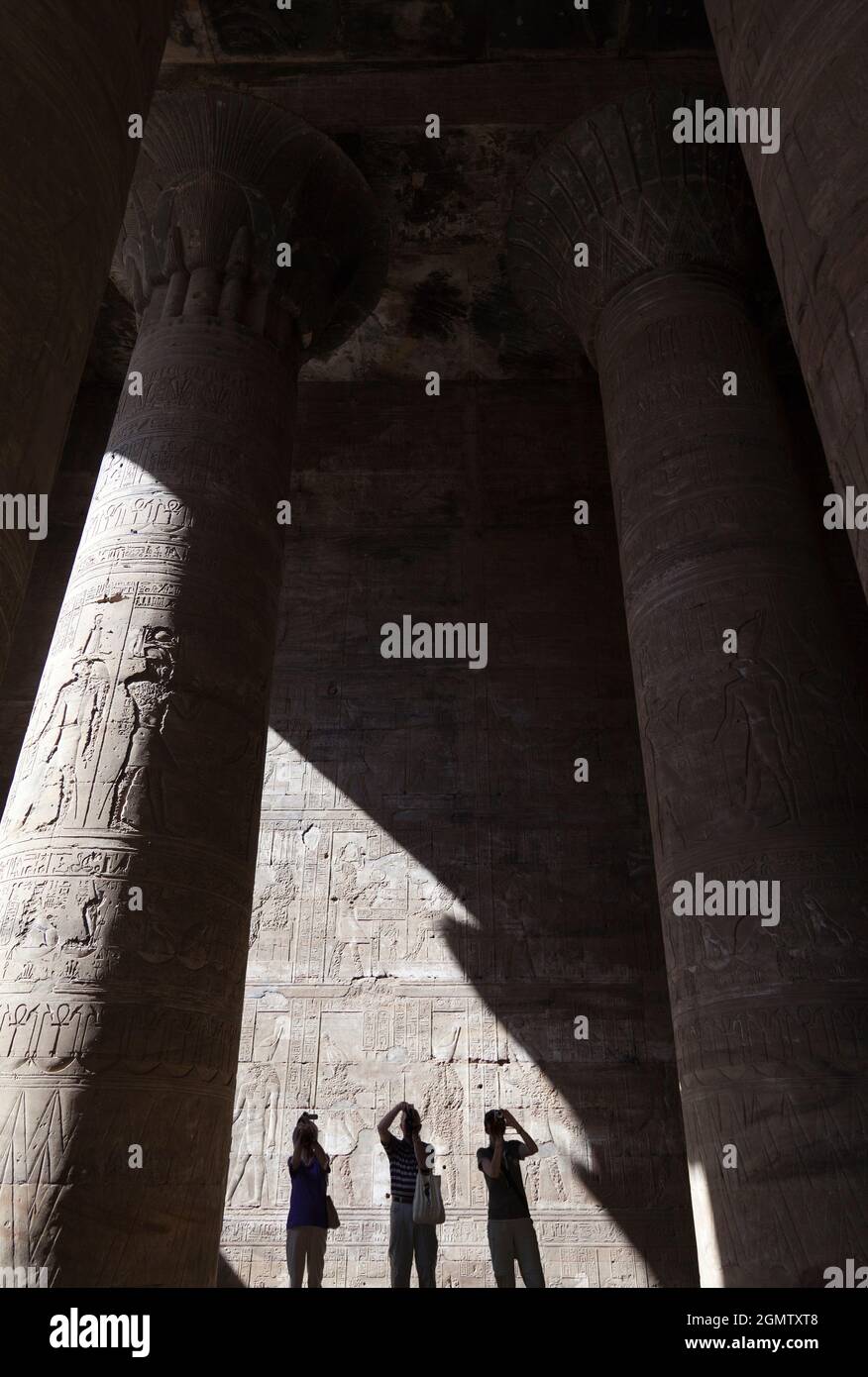 Edfu, Egitto - 1 Dicembre 2012 uomo all'ombra del Tempio di Edfu, Egitto. Questo bellissimo tempio, immacolato e conservato, dedicato al falco Foto Stock