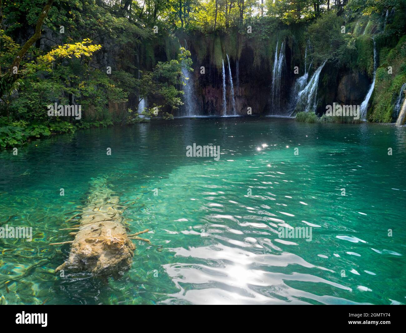 Sito patrimonio dell'umanità dell'UNESCO, il Parco Nazionale dei Laghi di Plitvice è uno dei parchi nazionali più antichi dell'Europa sudorientale e il più grande della Croazia. Ha Foto Stock