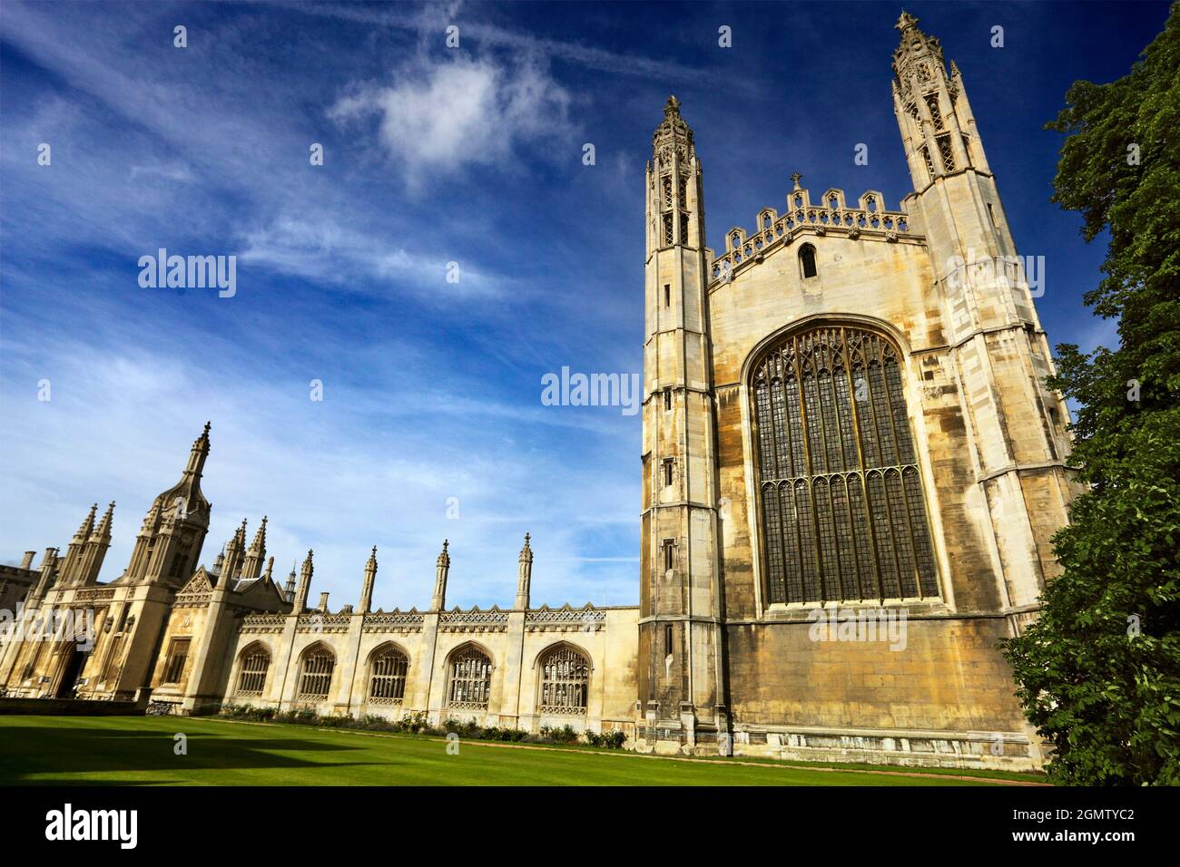 Cambridge, Inghilterra - 22 luglio 2009; nessuna gente in vista. Qui vediamo la bella entrata principale e l'iconica cappella del King's College, Cambridge. Era f Foto Stock