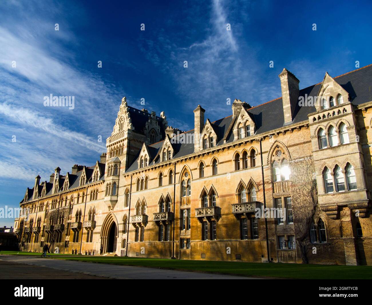 Fondata nel 1525 dal cardinale Wolsey, la Christ Church è una delle più ricche, grandi e grandi dei college dell'Università di Oxford. Qui vediamo il suo principale Foto Stock