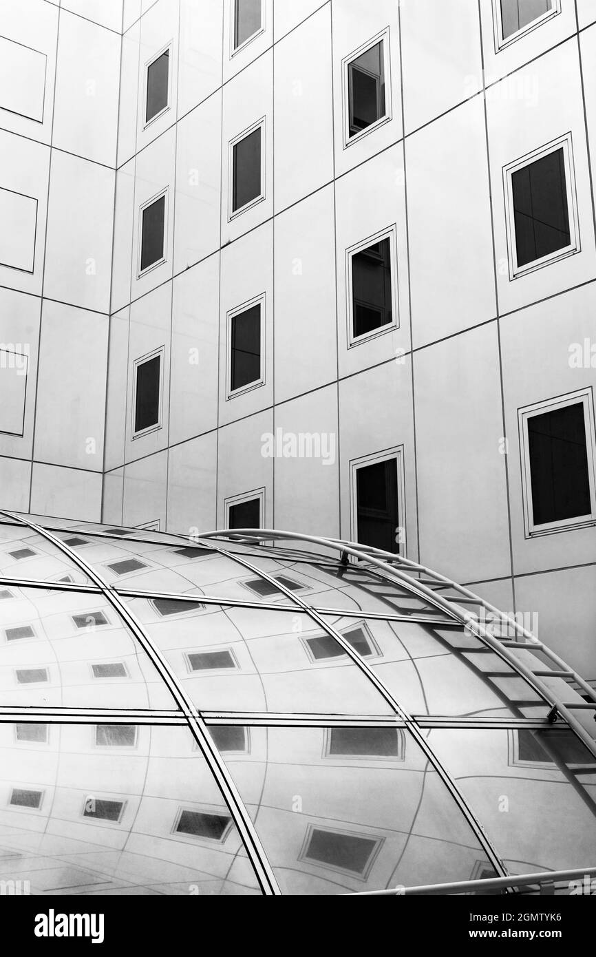 Osaka, Giappone - 4 Novembre 2005 la facciata di un moderno edificio esterno nel centro di Osaka, Giappone. Sembra completamente astratto, come una collezione di l Foto Stock