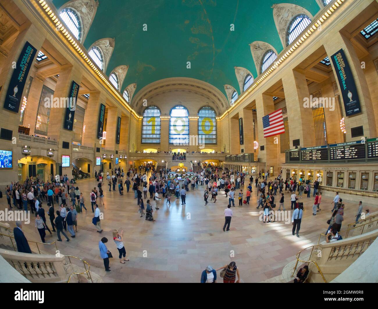 Grand Central Station, New York USA - 4 novembre 2011, un sacco di persone in vista, come sempre. Aperto nel 1913, la cavernosa Grand Central Station di New Foto Stock