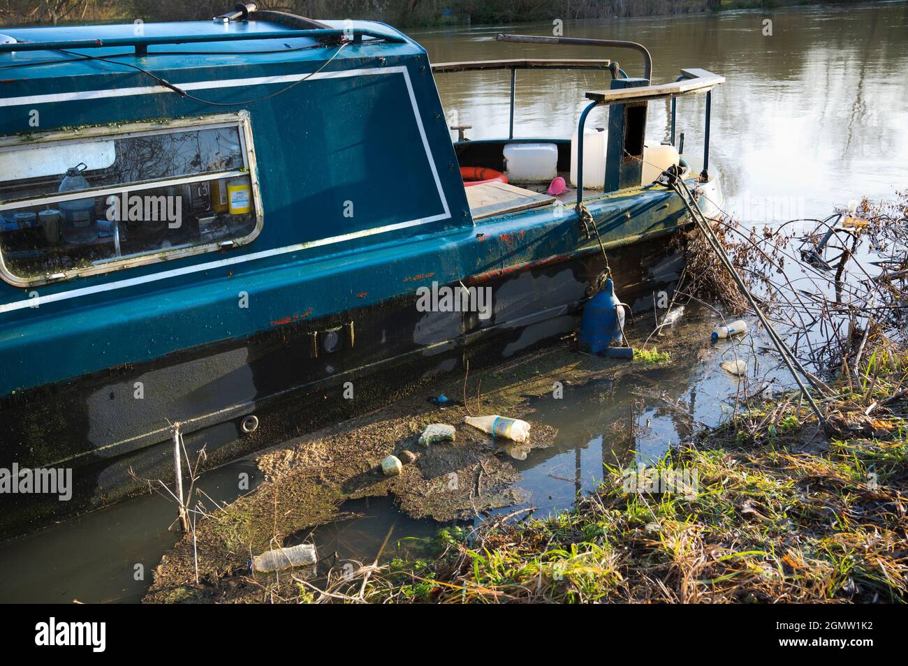 Oxford, Inghilterra - 23 dicembre 2019; nessuna gente in vista. Questo fa parte della mia passeggiata preferita del Tamigi a Oxford, Inghilterra. Tuttavia, la sua bella vista è Foto Stock