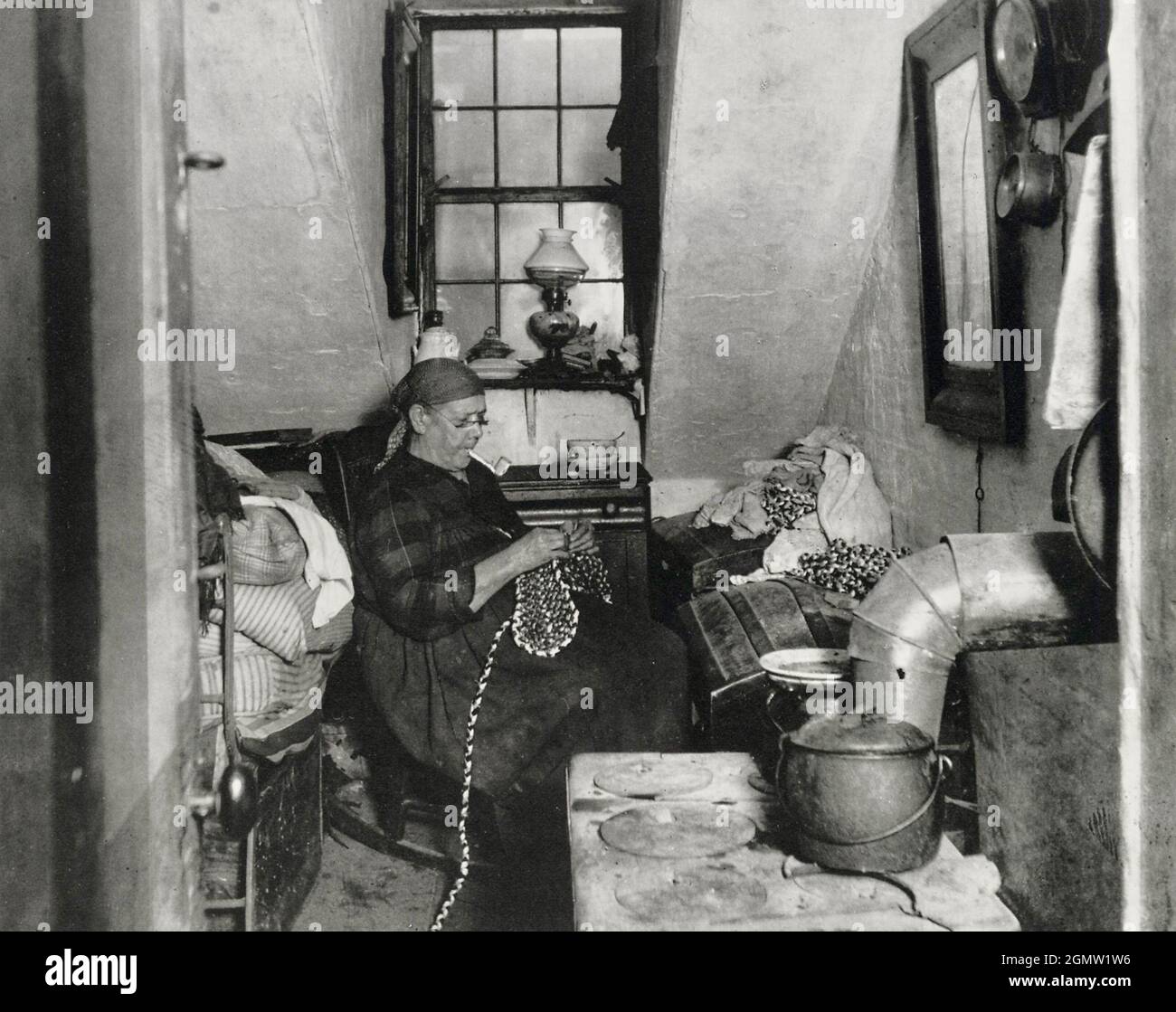 Jacob Riis Fotografia - la vecchia donna Benoit nella sua Attica in Hudson Street, New York Foto Stock