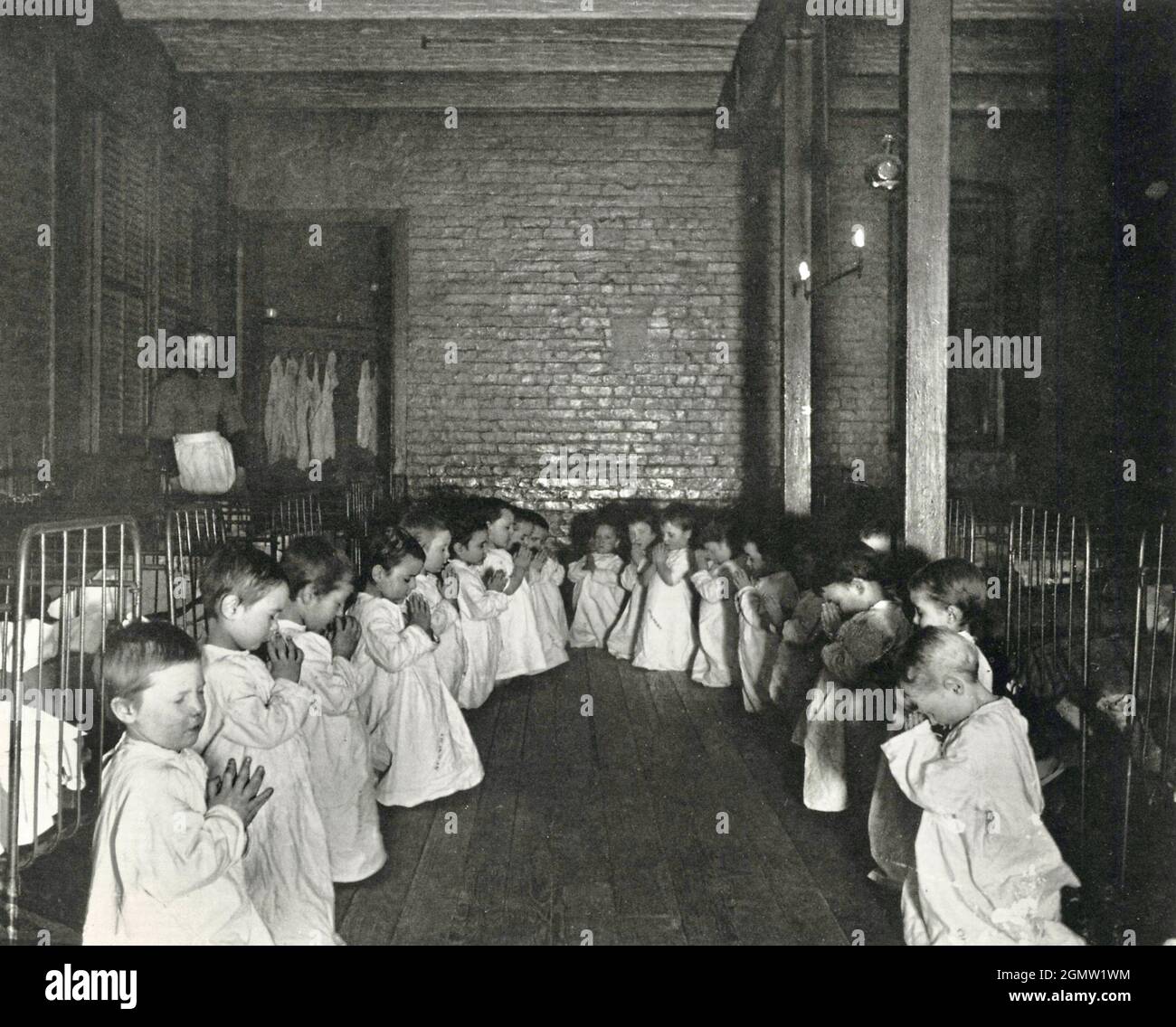 Jacob Riis Fotografia - ora di preghiera nella scuola materna - cinque punti Centro industriale - i bambini che dicono le loro preghiere. Foto Stock