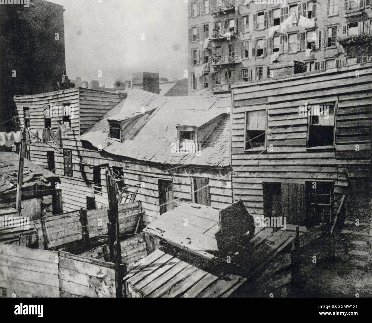Jacob Riis photography - Apartments of Death - New York slums - edifici dilapidati di costruzione principalmente in legno con molti problemi di salute/sicurezza. Foto Stock