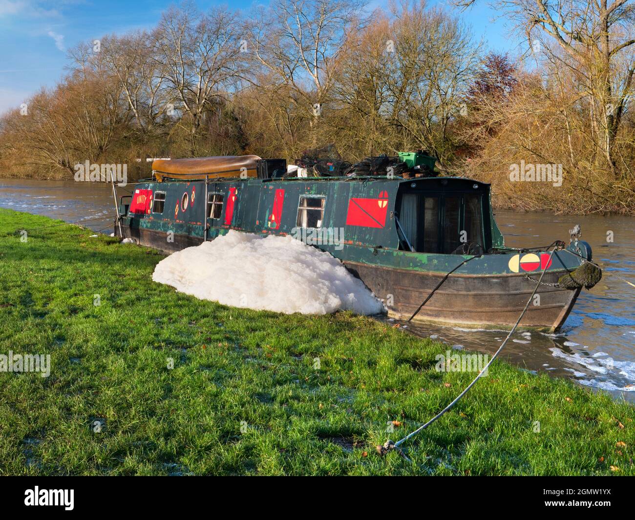 Abingdon, Inghilterra - 30 novembre 2019 Abingdon-on-Thames afferma di essere la città più antica dell'Inghilterra. Qui vediamo una casa galleggiante ormeggiata sul Tamigi, appena Foto Stock