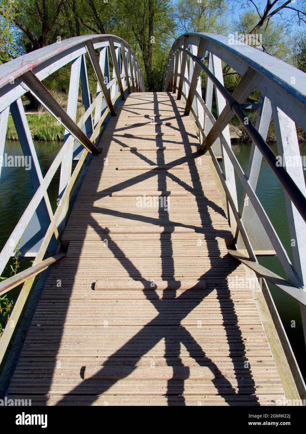 Il fiume principale Thames, appena a monte di Botley Road, Oxford, si trova sulla destra di shot. Questa vecchia passerella attraversa un affluente del fiume, che corre Foto Stock