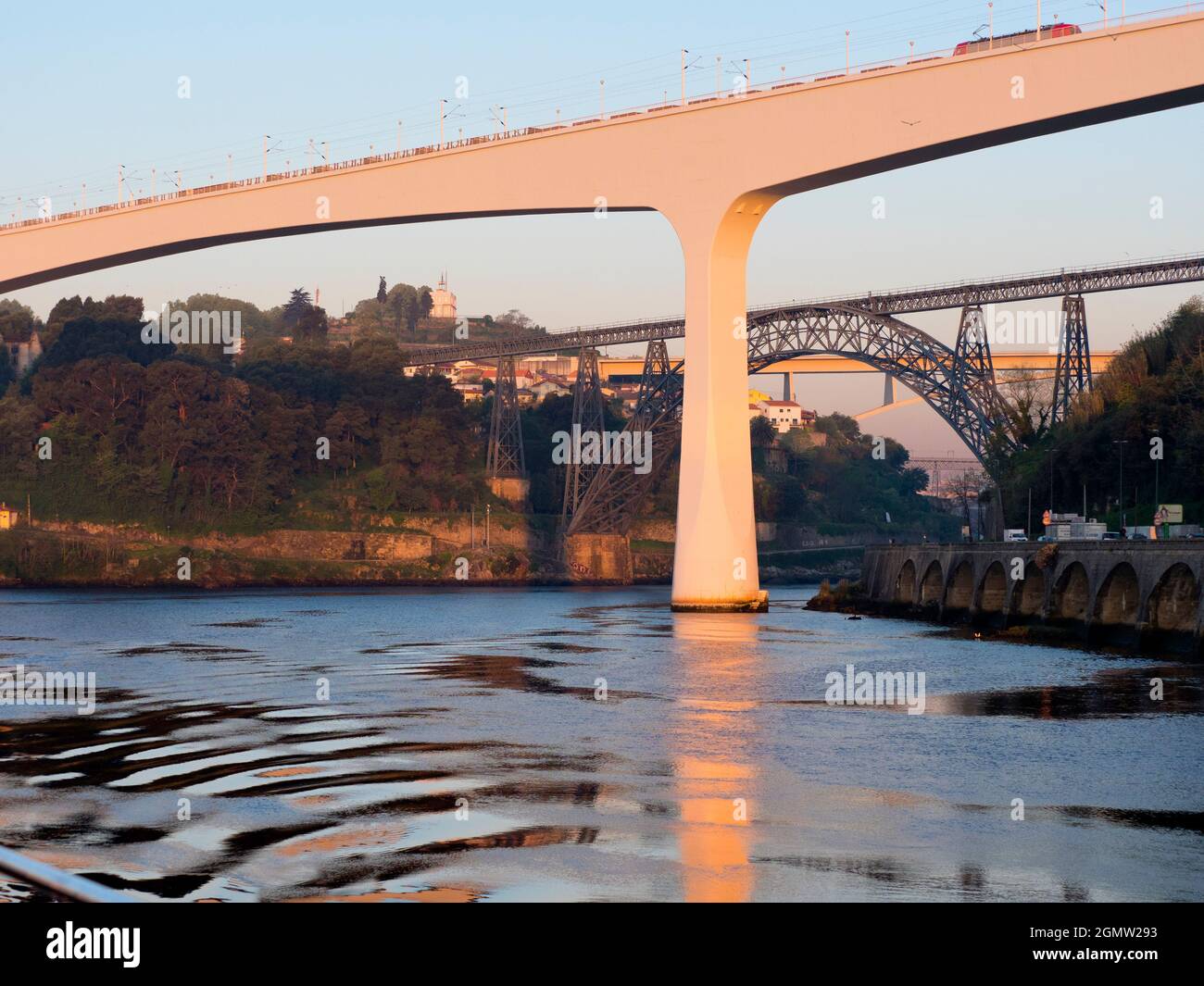 Porto è la seconda città del Portogallo dopo Lisbona. Situato sull'estuario del fiume Douro nel Portogallo settentrionale, è uno dei più antichi centri abitati Foto Stock