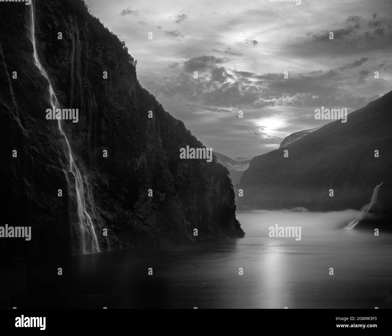 Il magnifico Geiranger Fjord si trova nella regione Sunnm¿re di M¿re og Romsdal, Norvegia. Era una delle attrazioni turistiche più popolari della Norvegia Foto Stock