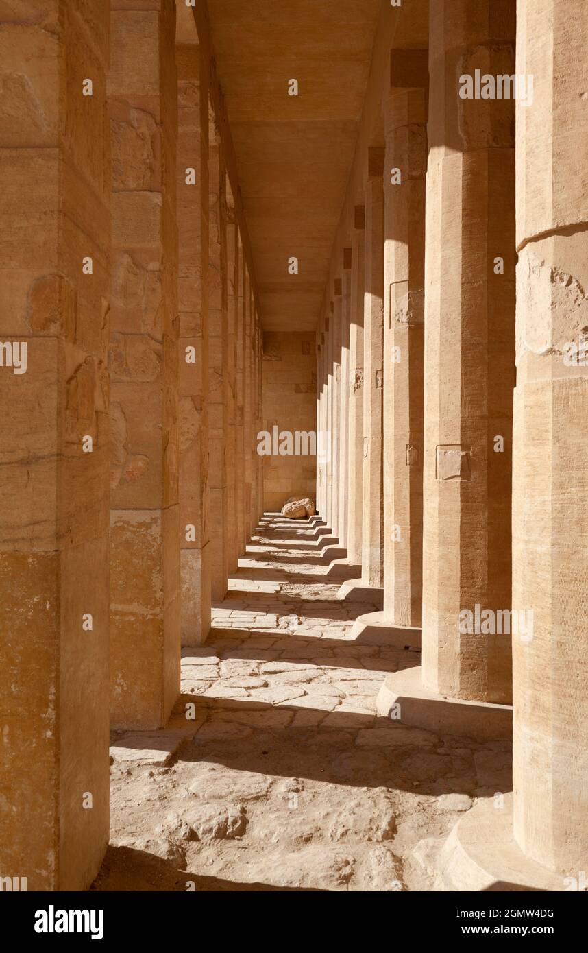 Deir el-Bahari, Egitto - 30 novembre 2010; il tempio mortuario della regina Hatshepsut, il Djeser-Djeseru (Santo dei Santi), si trova sotto le scogliere Foto Stock