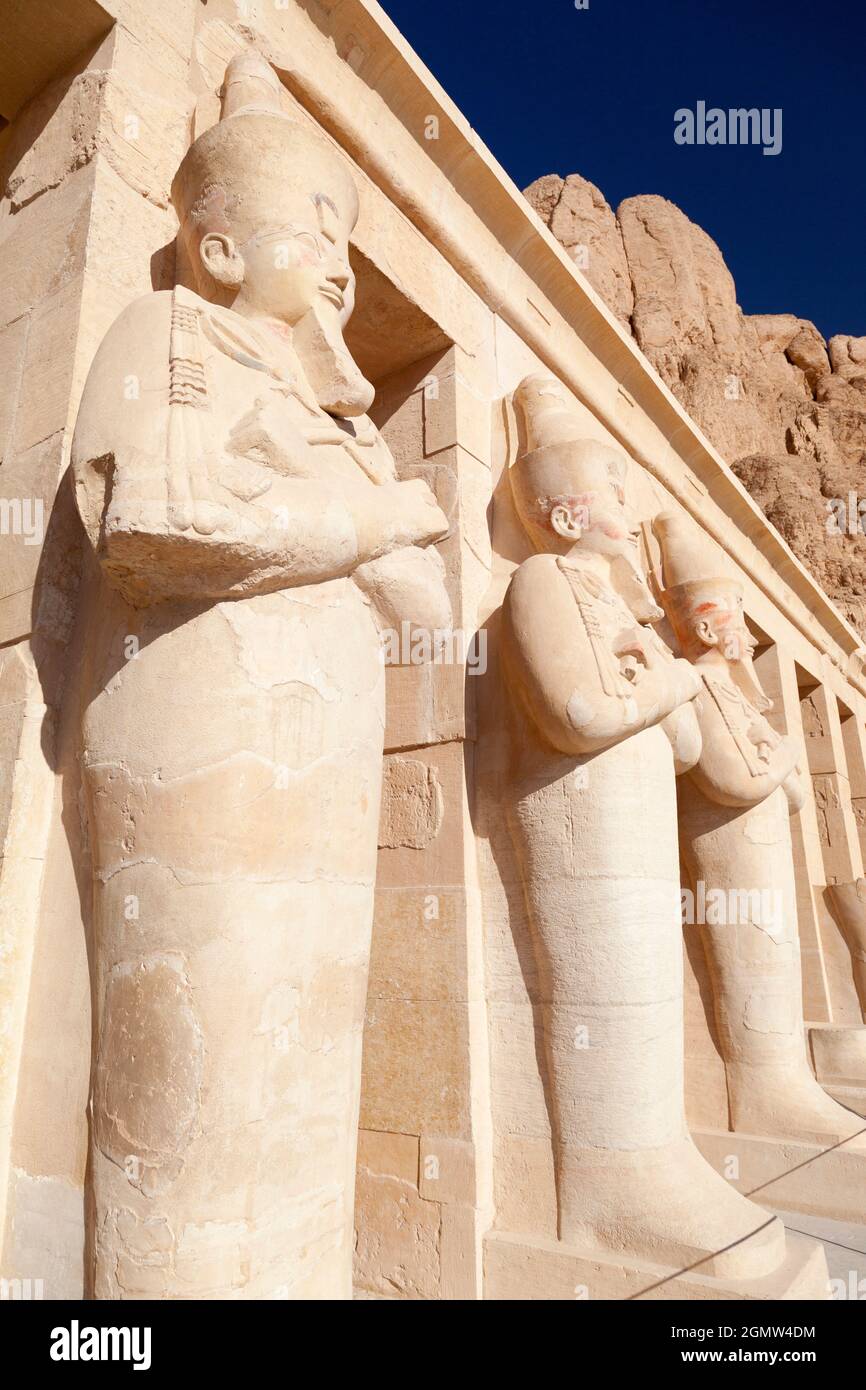 Deir el-Bahari, Egitto - 30 novembre 2010; il tempio mortuario della regina Hatshepsut, il Djeser-Djeseru (Santo dei Santi), si trova sotto le scogliere Foto Stock