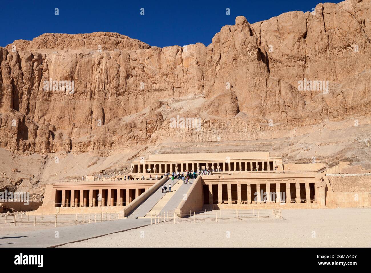 Deir el-Bahari, Egitto - 30 novembre 2011; il tempio mortuario della regina Hatshepsut, il Djeser-Djeseru (Santo dei Santi), si trova sotto le scogliere Foto Stock