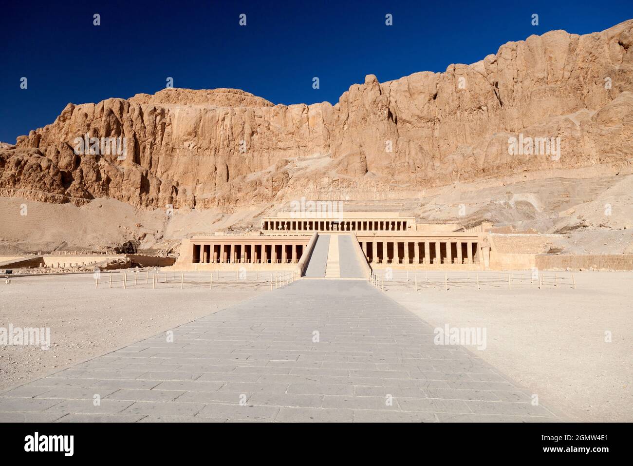 Deir el-Bahari, Egitto - 30 novembre 2011; il tempio mortuario della regina Hatshepsut, il Djeser-Djeseru (Santo dei Santi), si trova sotto le scogliere Foto Stock