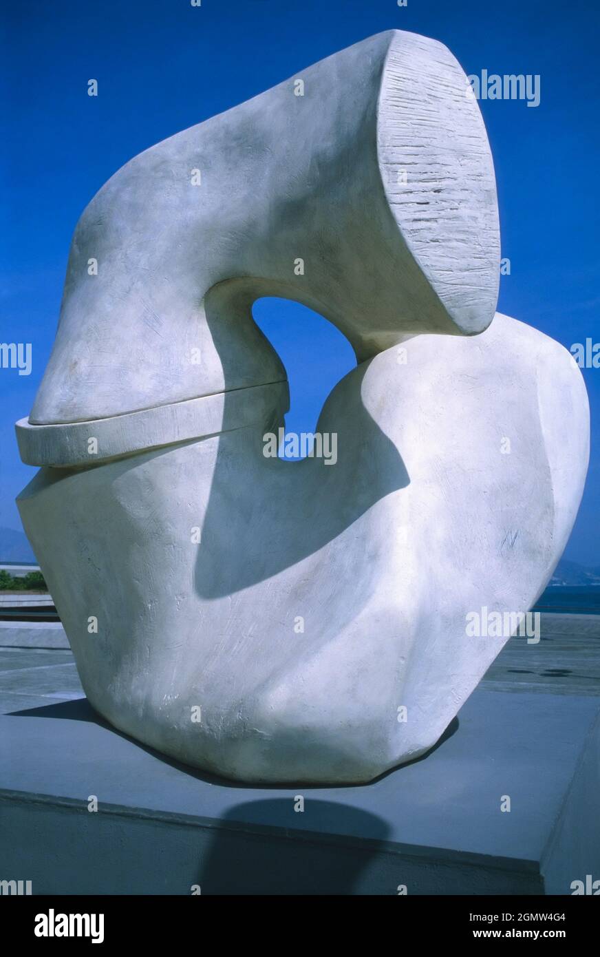 Hong Kong, Cina - 24 aprile 1985 questa scultura pubblica 'pezzi di bloccaggio' è stata una delle numerose sculture moderne esposte a Hong Kong nel 19 Foto Stock