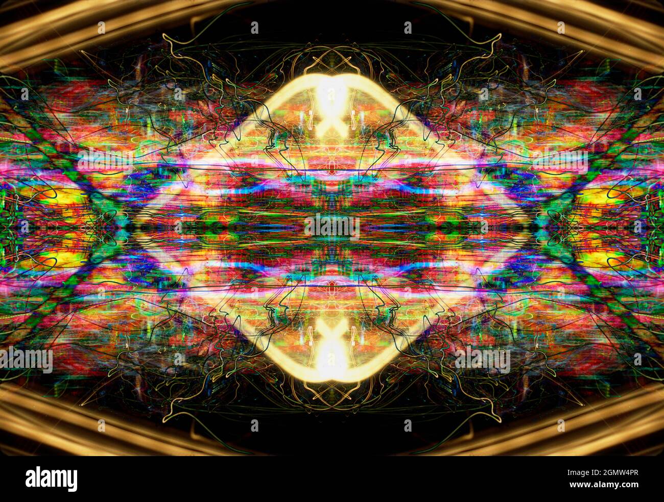 Kowloon, Hong Kong- 16 Aprile 2008 questo è iniziato come un'immagine a serranda lenta del traffico e delle luci di Hong Kong di notte. Ma poi ho avuto avventuroso e. Foto Stock