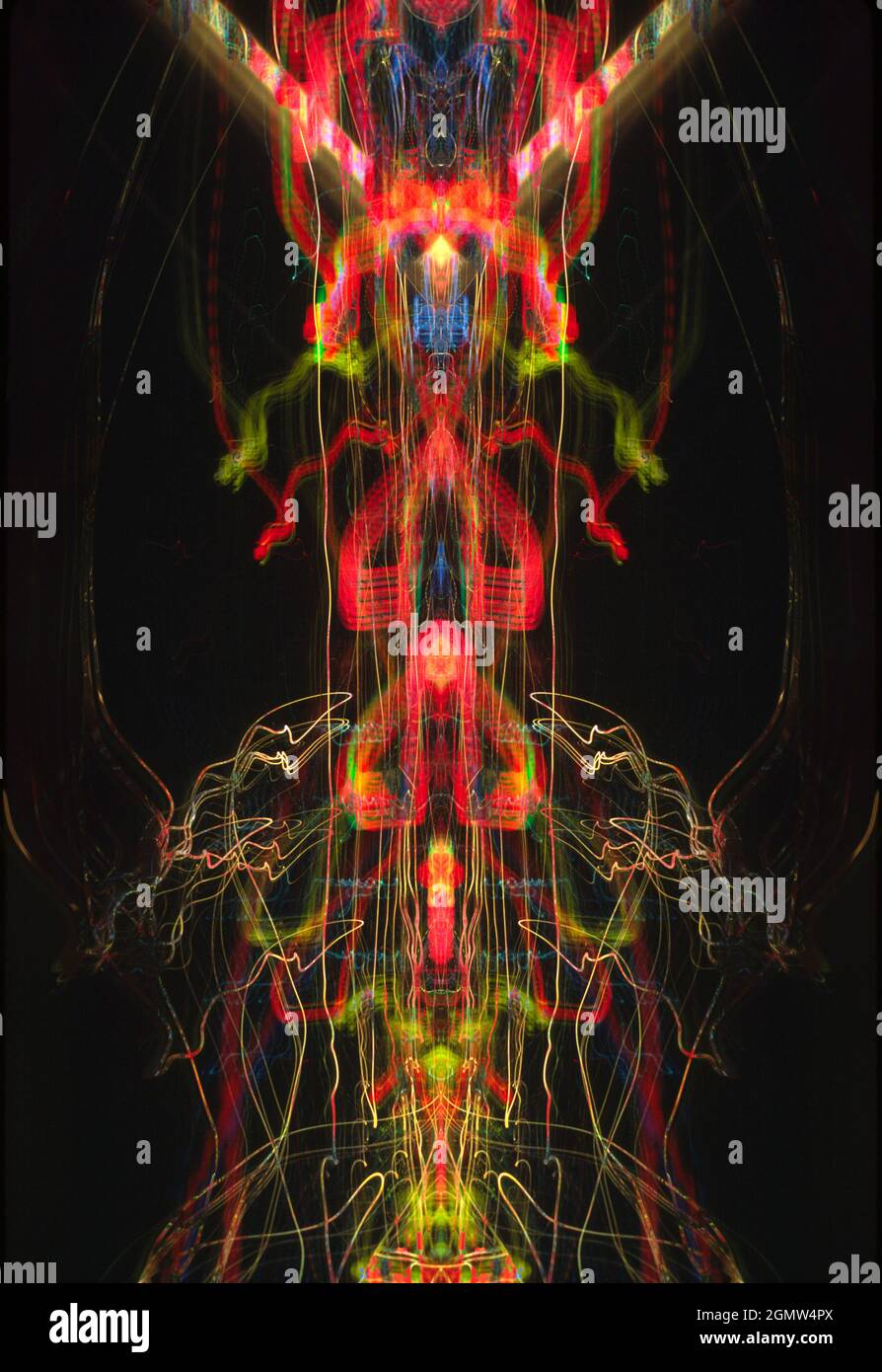Kowloon, Hong Kong- 16 Aprile 2008 questo è iniziato come un'immagine a serranda lenta del traffico e delle luci di Hong Kong di notte. Ma poi ho avuto avventuroso e. Foto Stock