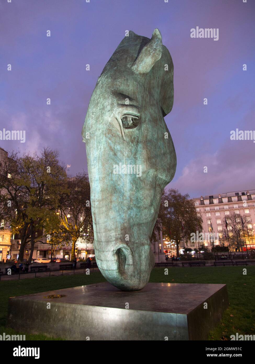 Still Water è una scultura in bronzo massiccia (10 m) di NIC Fiddian-Green, situata a Marble Arch a Londra, Regno Unito. EREC Foto Stock