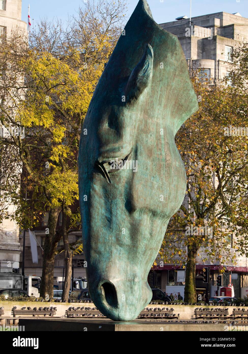 Still Water è una scultura in bronzo massiccia (10 m) di NIC Fiddian-Green, situata a Marble Arch a Londra, Regno Unito. EREC Foto Stock