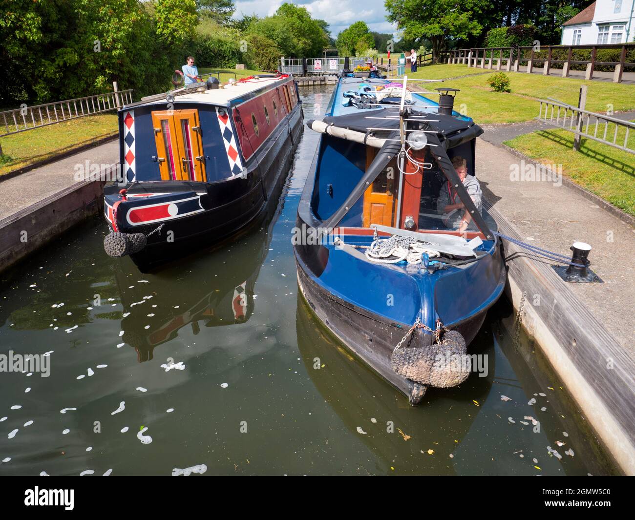 Culham in Oxfordshire, Inghilterra - 6 giugno 2019; tre persone in colpo. Una scena senza tempo al Culham lock gate in una bella giornata estiva; questi sono sul Ri Foto Stock