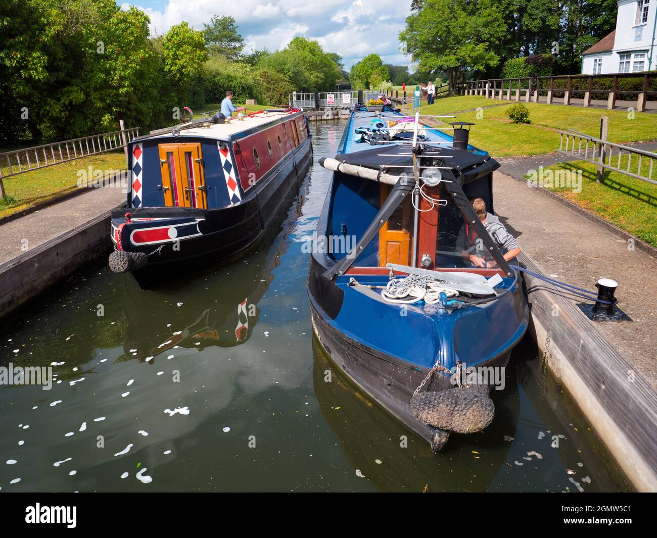 Culham in Oxfordshire, Inghilterra - 6 giugno 2019; tre persone in colpo. Una scena senza tempo al Culham lock gate in una bella giornata estiva; questi sono sul Ri Foto Stock