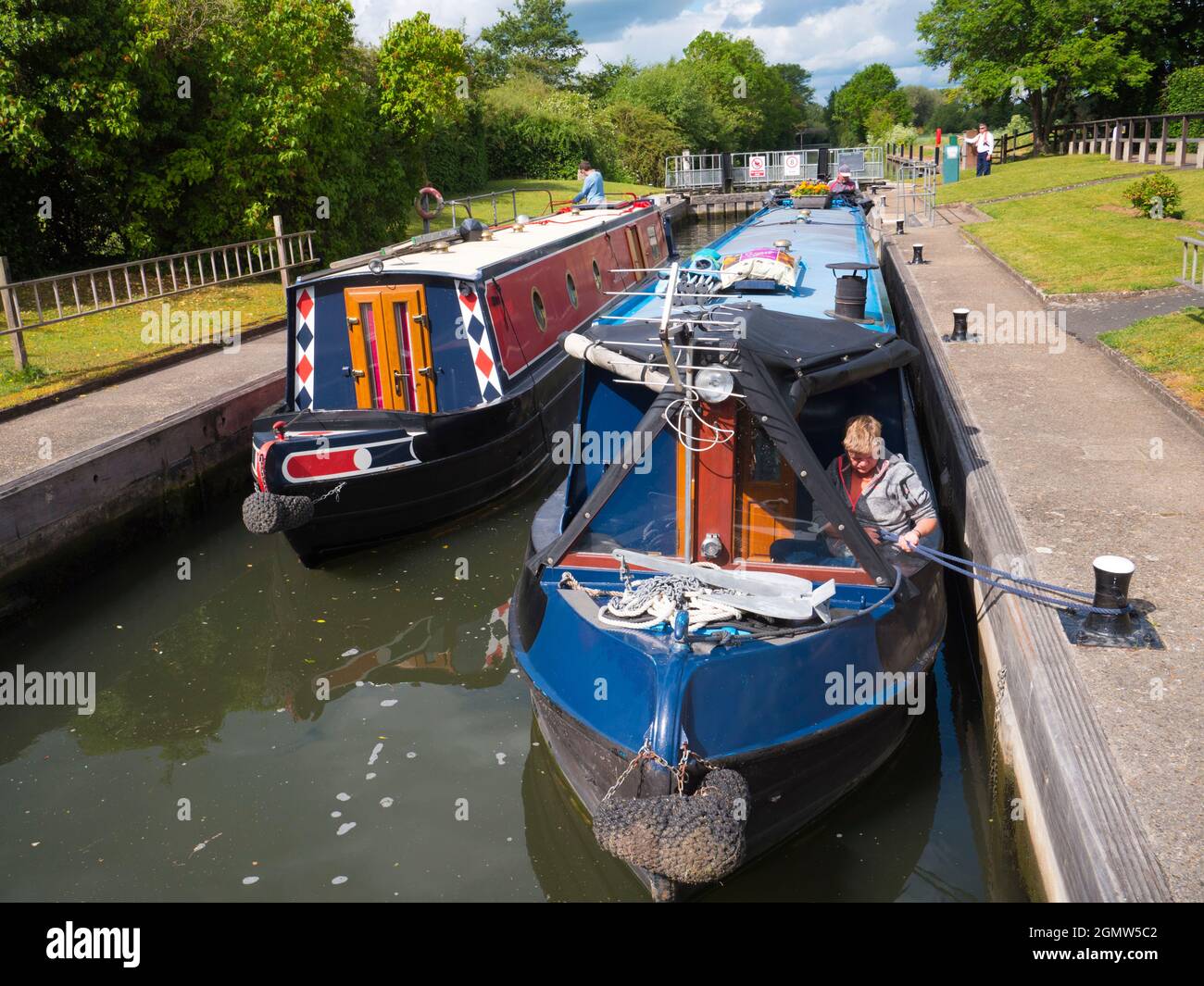 Culham in Oxfordshire, Inghilterra - 6 giugno 2019; tre persone in colpo. Una scena senza tempo al Culham lock gate in una bella giornata estiva; questi sono sul Ri Foto Stock