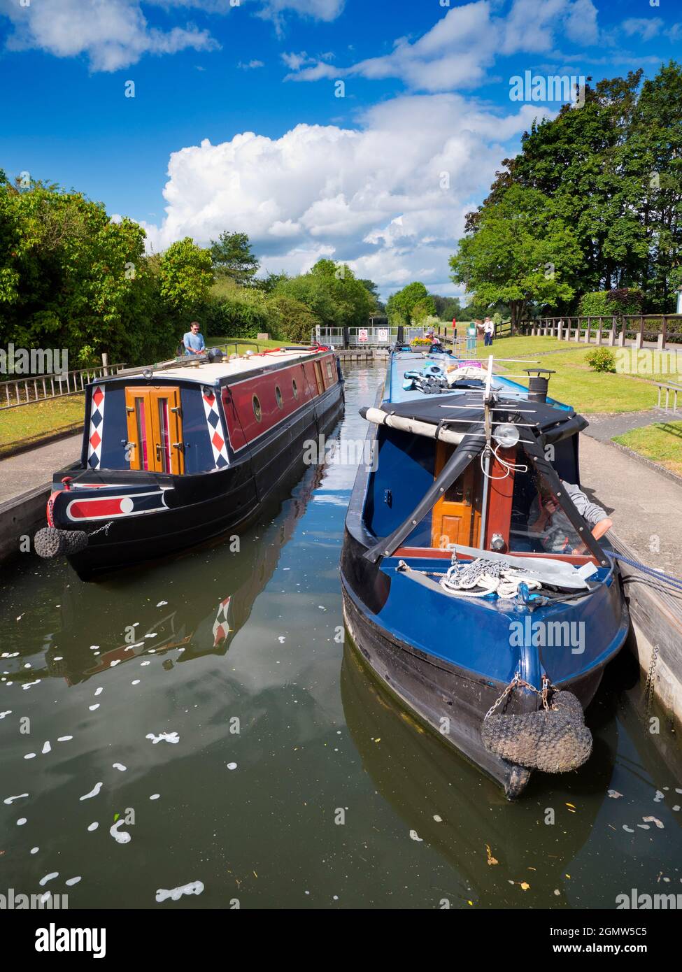 Culham in Oxfordshire, Inghilterra - 6 giugno 2019; tre persone in colpo. Una scena senza tempo al Culham lock gate in una bella giornata estiva; questi sono sul Ri Foto Stock