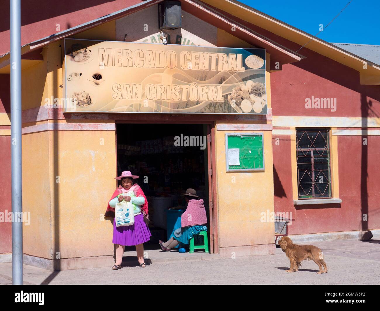 San Cristobal nell'Altiplano boliviano - 24 maggio 2018: Due persone in colpo. L'Altiplano boliviano è un luogo duro. Per lo più situato sopra i 4200 m (14,0 Foto Stock