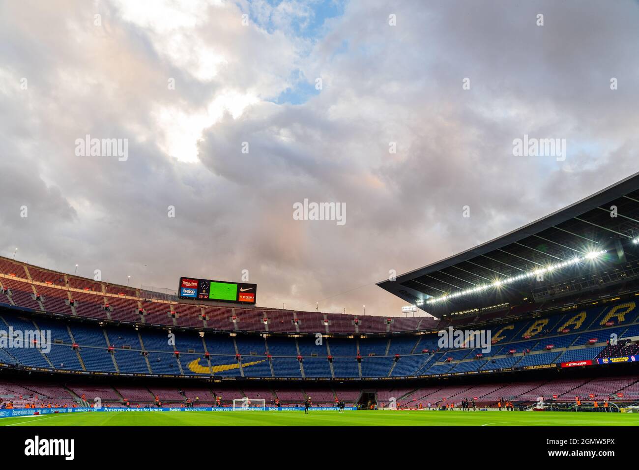 SPAGNA-CALCIO-LA LIGA SANTANDER-FCB VS GRANADA CF. Stadio Camp Nou con nuvole di tempesta durante la partita de la Liga Santander tra il FC Barcelona e Granada CF a Camp Nou, Barcellona, Spagna, il 20 settembre 2021. © Joan Gosa 2021 Foto Stock