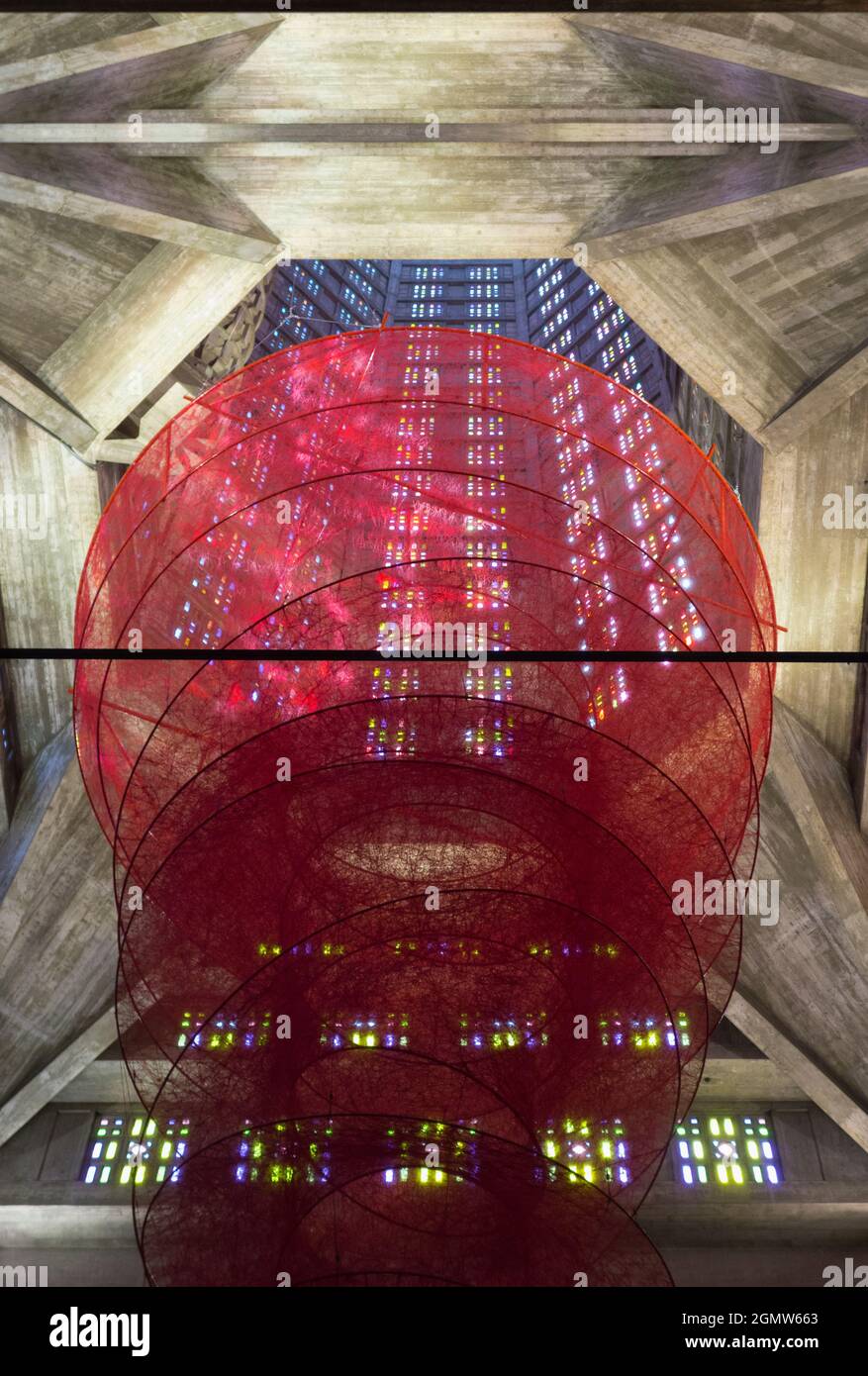 Le Havre, Normandia Francia - 30 maggio 2017 No, questo non è l'interno di una galleria d'arte moderna. E 'in realtà all'interno del suggestivo neo-gotico San Giuseppe Foto Stock