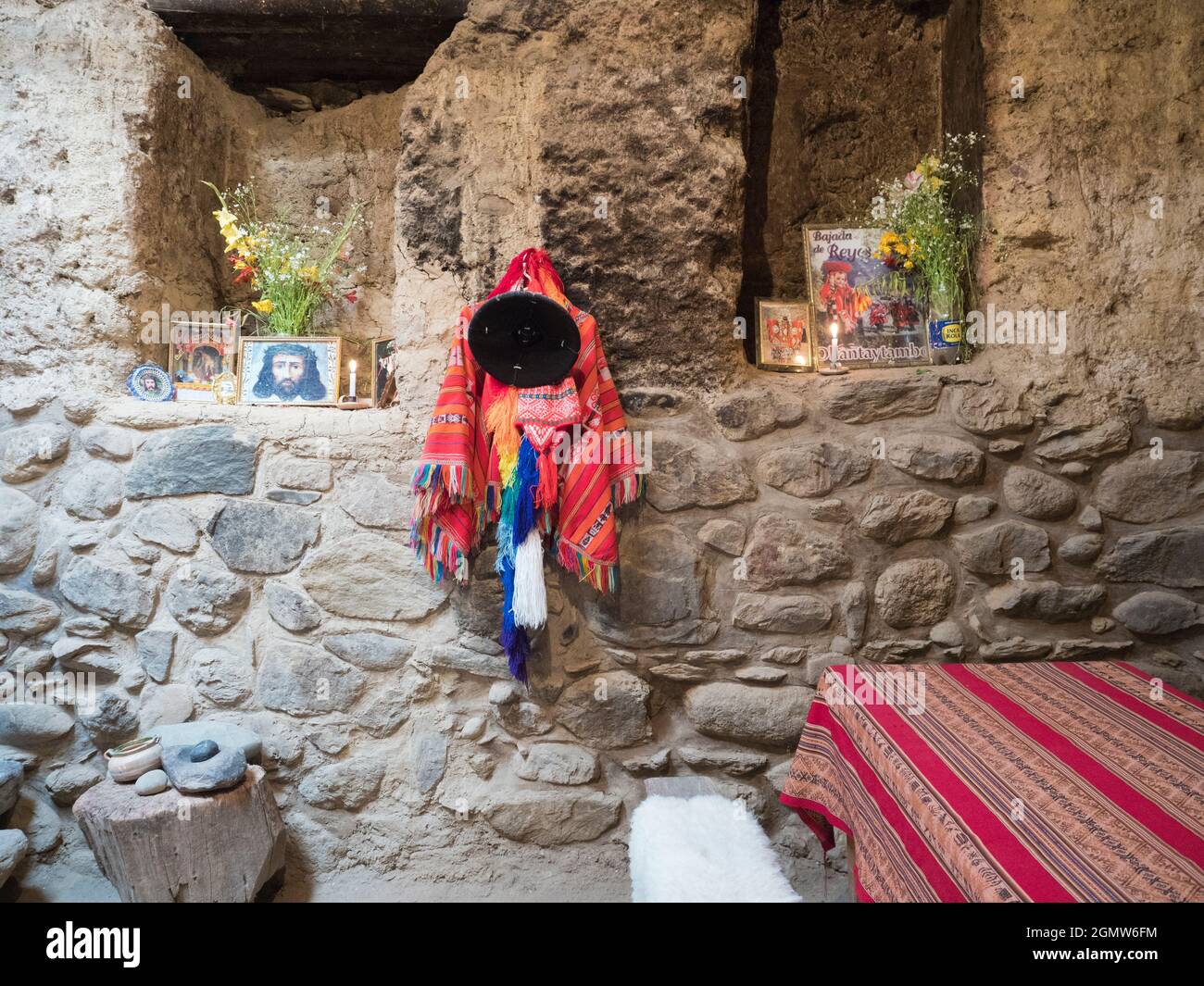 Ollantaytambo, Perù - 11 maggio 2018 all'interno della casa delle popolazioni indigene a Ollantaytambo, Perù. Si prega di notare che siamo stati liberamente invitati e anche enco Foto Stock