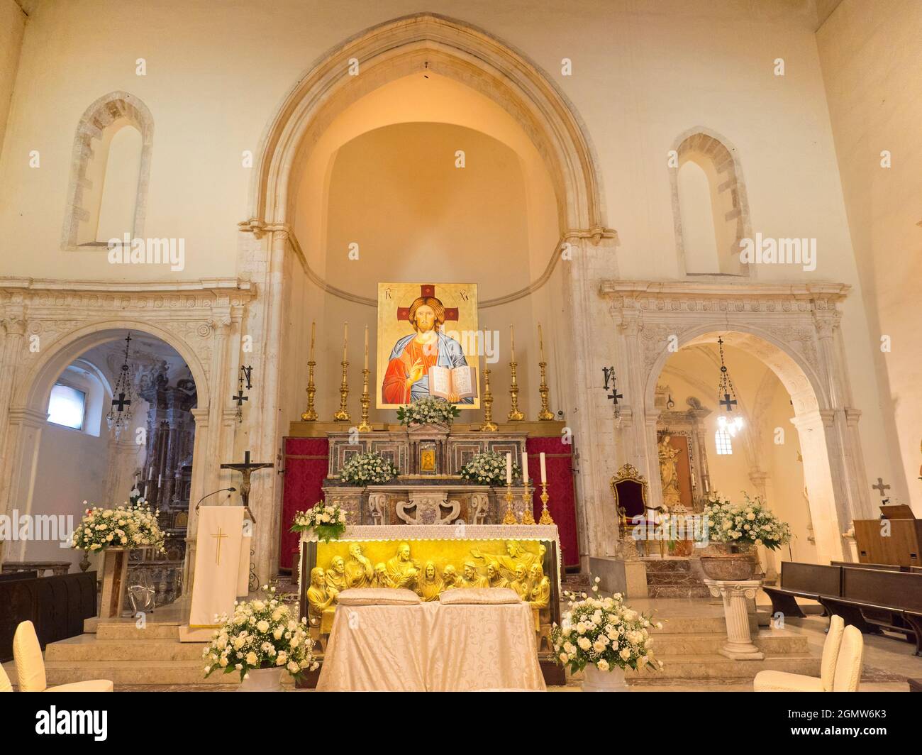 Taormina, Sicilia, Italia - 20 settembre 2019 all'interno della piccola chiesa di Sant'Agostino a Taormina, Sicilia. Taormina è un'incantevole piccola stoppa collinare Foto Stock