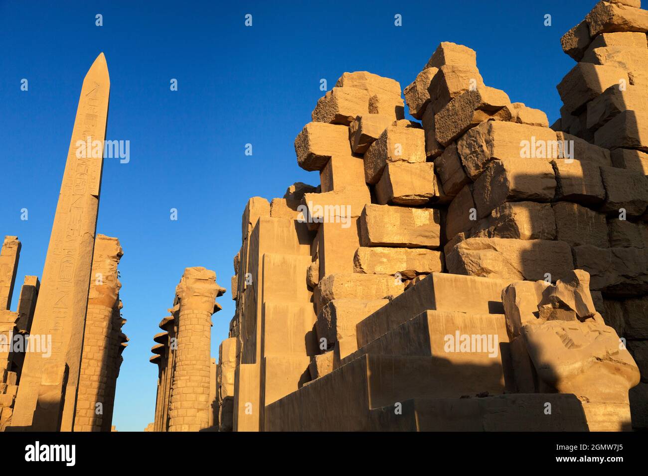 Luxor, Egitto - 30 novembre 2011; Karnak è il tempio più grande d'Egitto, e il secondo sito religioso antico più grande del mondo, dopo Angkor Wat. Foto Stock