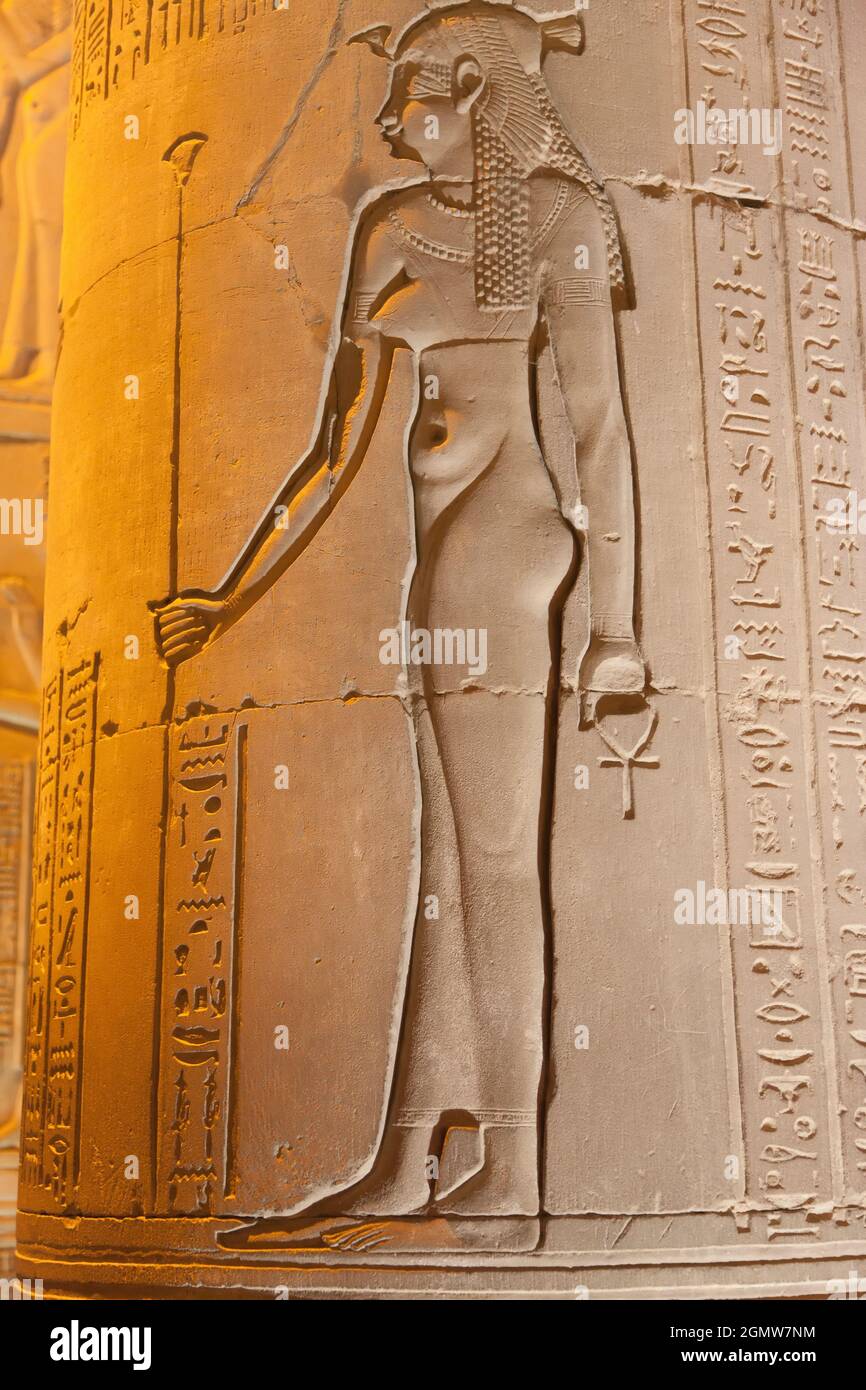 Assuan, Egitto - 1 dicembre 2010; il Tempio di Kom Ombo è un insolito tempio doppio con aree dedicate a due dei - Hathor e Horus. Era principalmente c Foto Stock