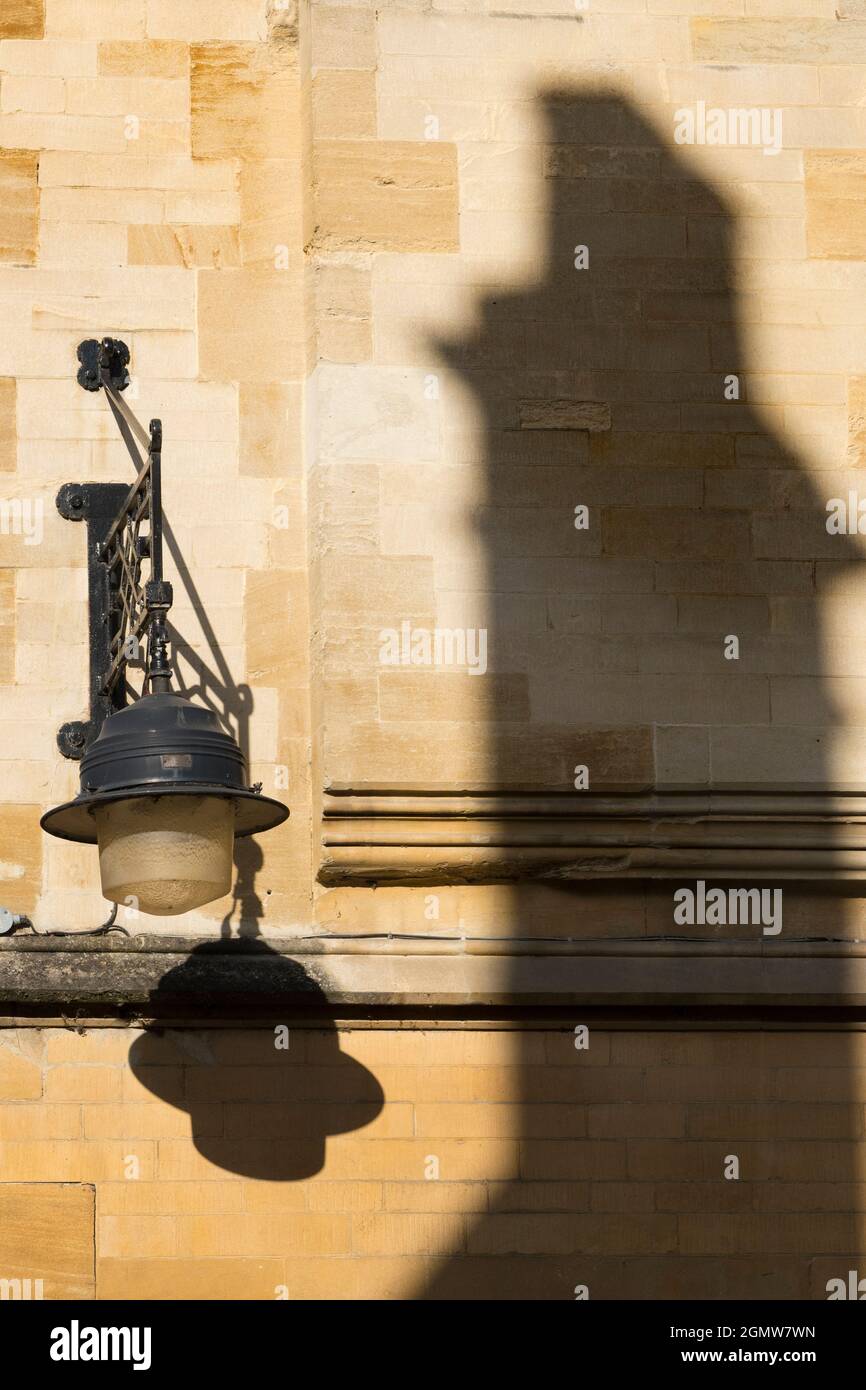 Oxford, Inghilterra - 7 luglio 2020 questa visione astratta delle ombre di un camino e di una lanterna in stile vittoriano fanno parte della facciata di Exeter College, vi Foto Stock Oxford, Inghilterra - 7 luglio 2020 questa visione astratta delle ombre di un camino e di una lanterna in stile vittoriano fanno parte della facciata di Exeter College, vi Foto Stock
