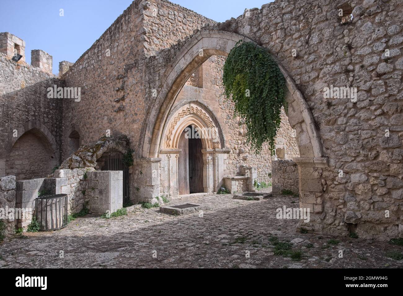 Castello medievale in Sicilia cortile interno con archi decorati di antico forte in città Mussomeli (Caltanissetta) Foto Stock