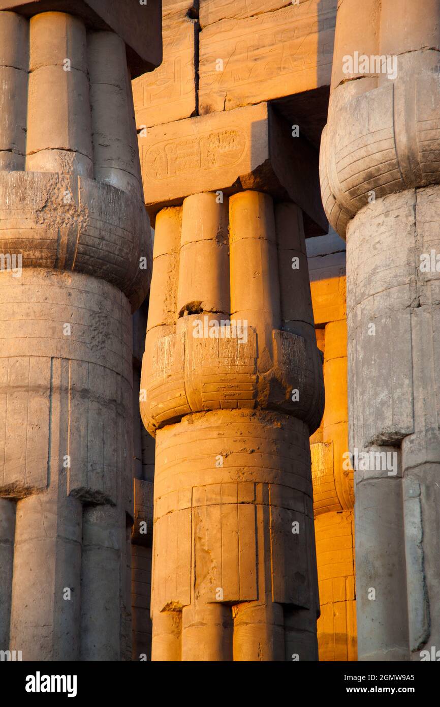 Luxor, Egitto - 5 dicembre 2010; Karnak è il tempio più grande d'Egitto, e il secondo sito religioso antico più grande del mondo, dopo Angkor Wat. Foto Stock