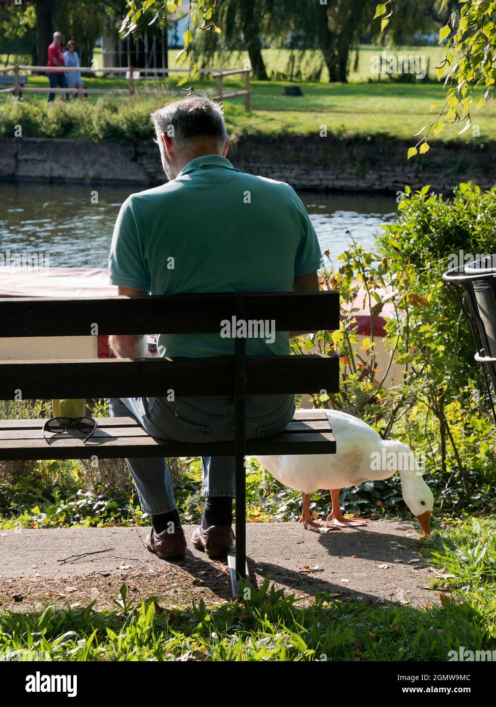 Abingdon, Inghilterra - 13 settembre 2020; tre persone in colpo, soggetto principale visto da dietro. Ora è qui una scena intima e quintessenza inglese Foto Stock