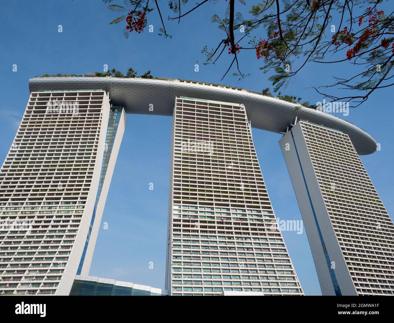 Gardens by the Bay, Singapore - 3 - 5 marzo 2019 l'iconico Marina Bay Sands Hotel, inaugurato nel 2010, è un hotel di lusso e un centro ricreativo Foto Stock