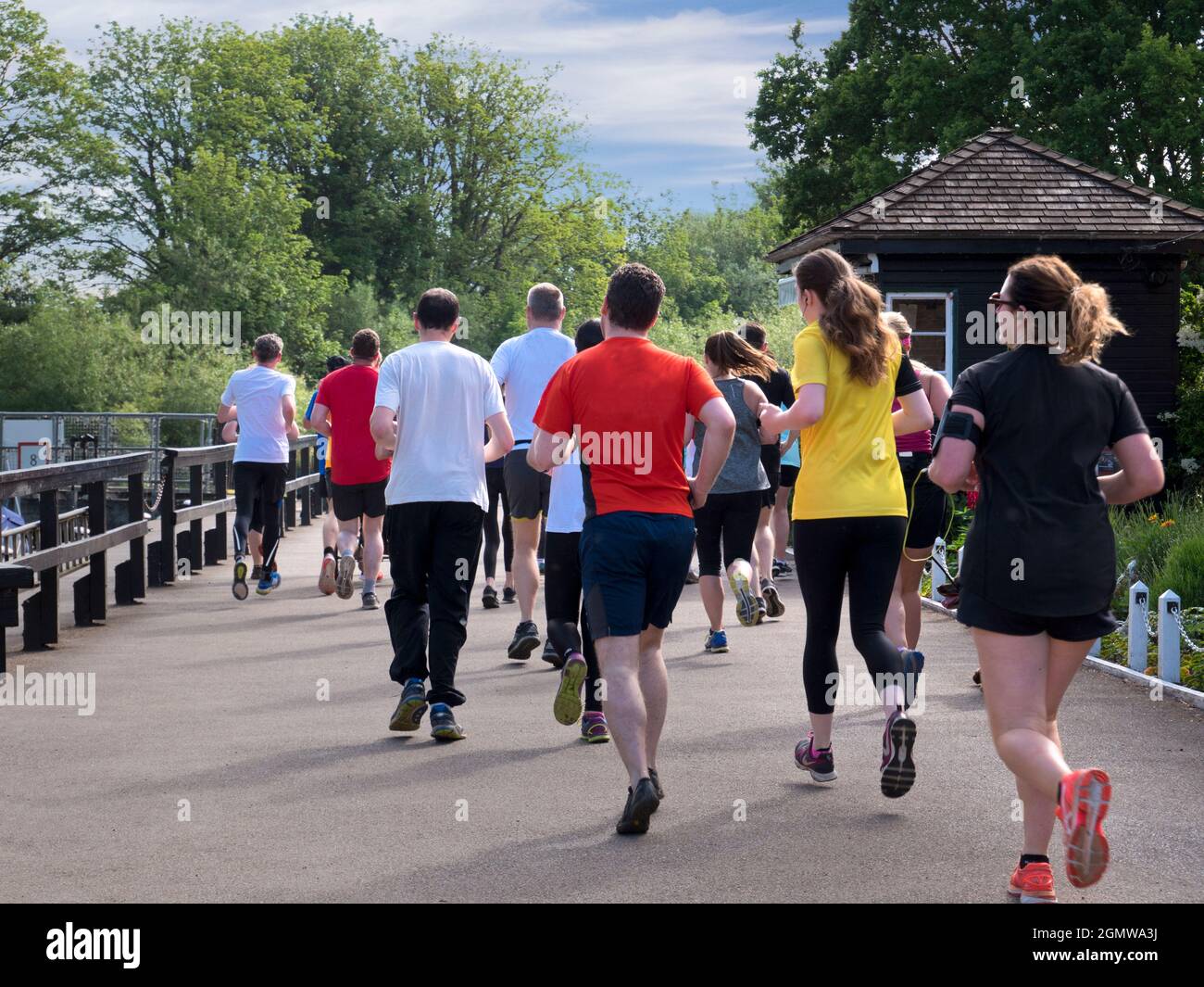 Abingdon, Inghilterra - 1 giugno 2019 qui vedrai un gruppo massaggiato di jogger che corrono sul Tamigi a Abingdon Locks, Inghilterra. Sembra divertente! Foto Stock