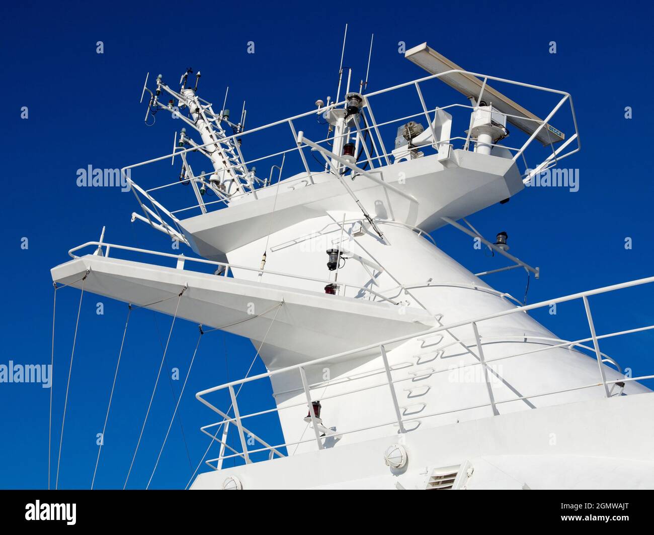 Marsiglia, Francia - 20 giugno 2013. Le moderne navi da crociera dispongono di sistemi GPS, elettronici, radar e di navigazione estremamente sofisticati. È possibile vedere alcuni di Foto Stock