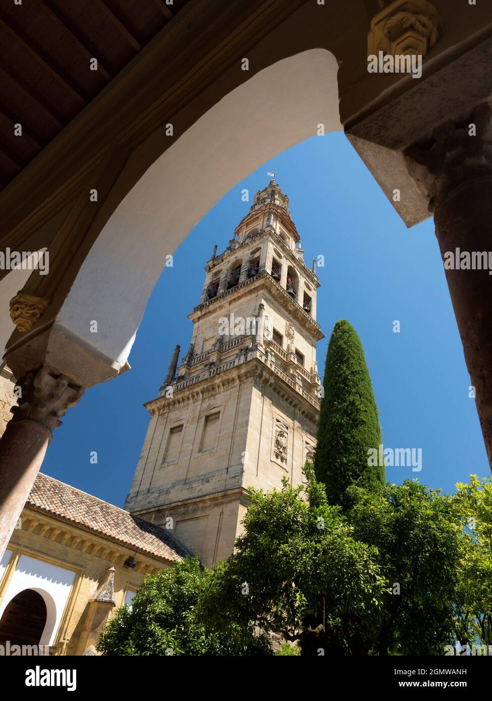 La Moschea-Cattedrale di Mezquita a Cordoba, in Spagna, è un edificio veramente affascinante con una storia ricca di eventi. Originariamente una Chiesa cattolica visigota, Foto Stock