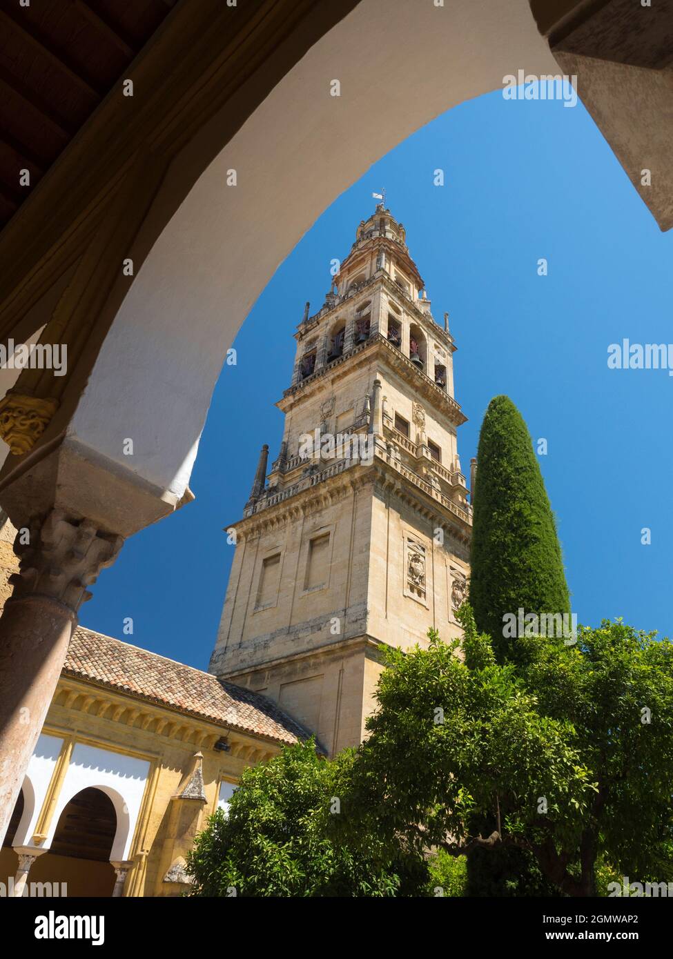 Cordoba, Spagna - 16 giugno 2015; nessuna gente in vista. La moschea-cattedrale di Mezquita a Cordoba, in Spagna, è un edificio davvero affascinante con un evento Foto Stock