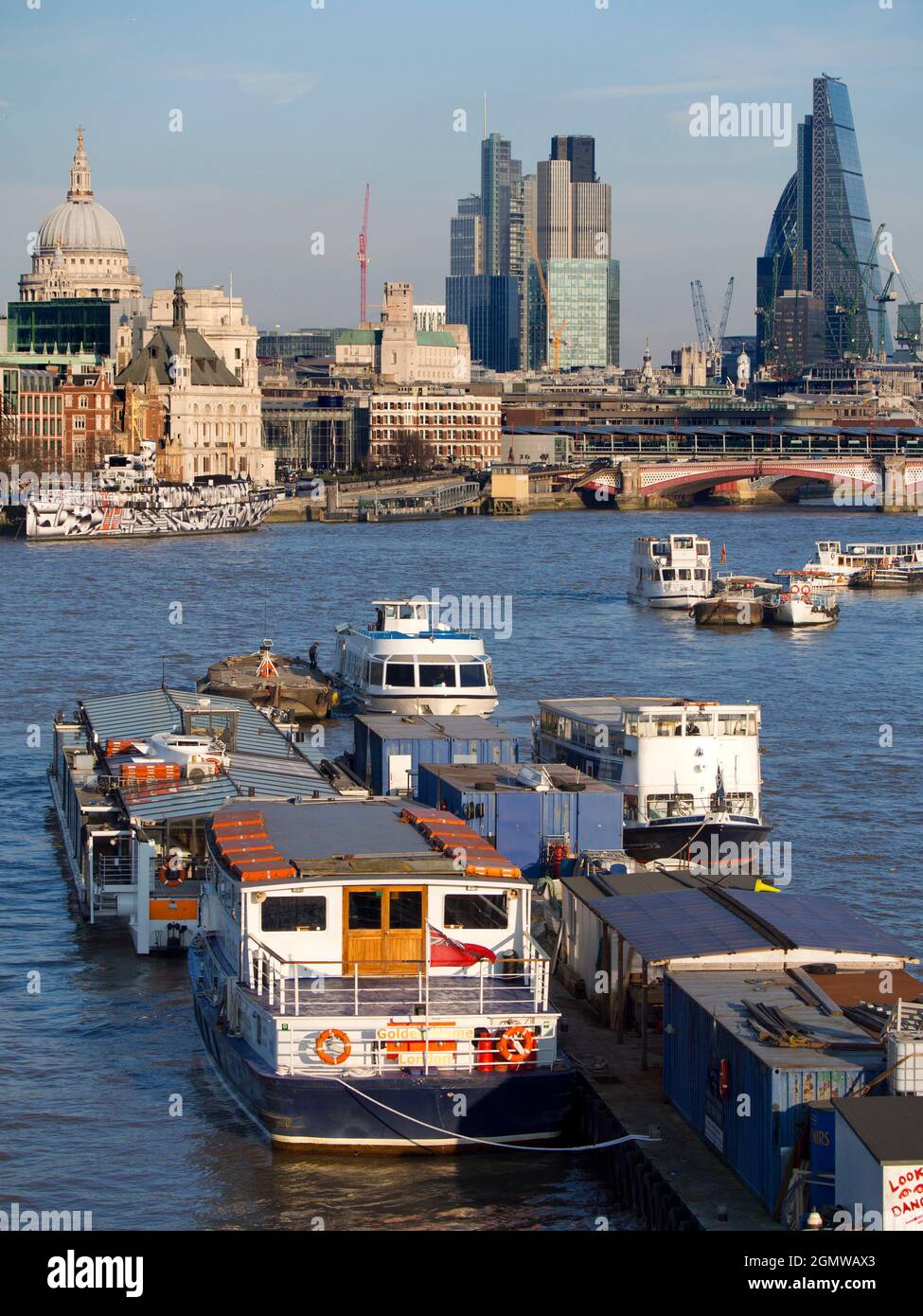 Londra, Inghilterra - 2011; Londra ha uno skyline ricco di storia, con molti edifici famosi, vecchi e nuovi. Qui vediamo una vista panoramica da Waterlo Foto Stock