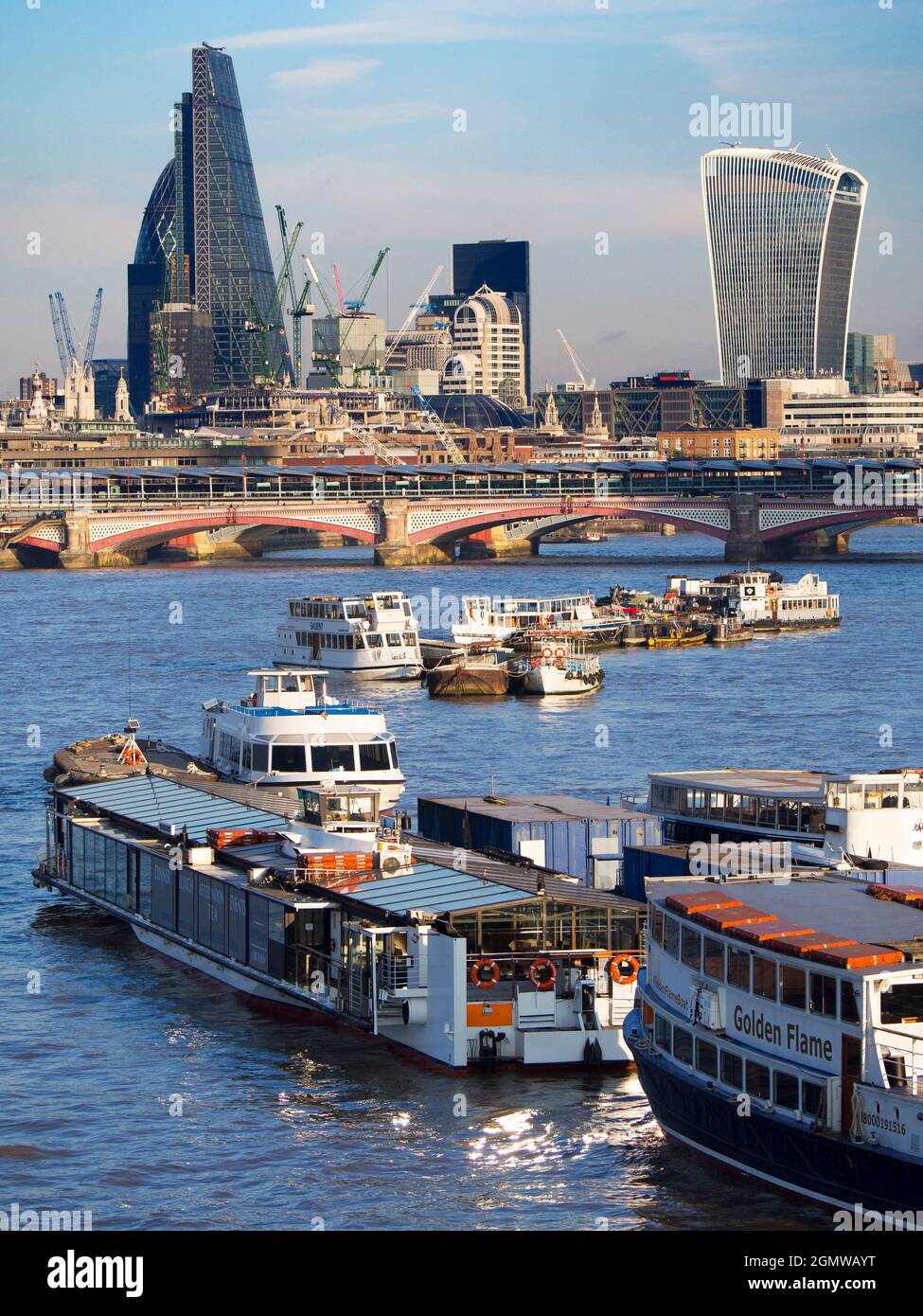 Londra, Inghilterra - 2012; Londra ha uno skyline ricco di storia, con molti edifici famosi, vecchi e nuovi. Qui vediamo una vista panoramica dall'acqua Foto Stock