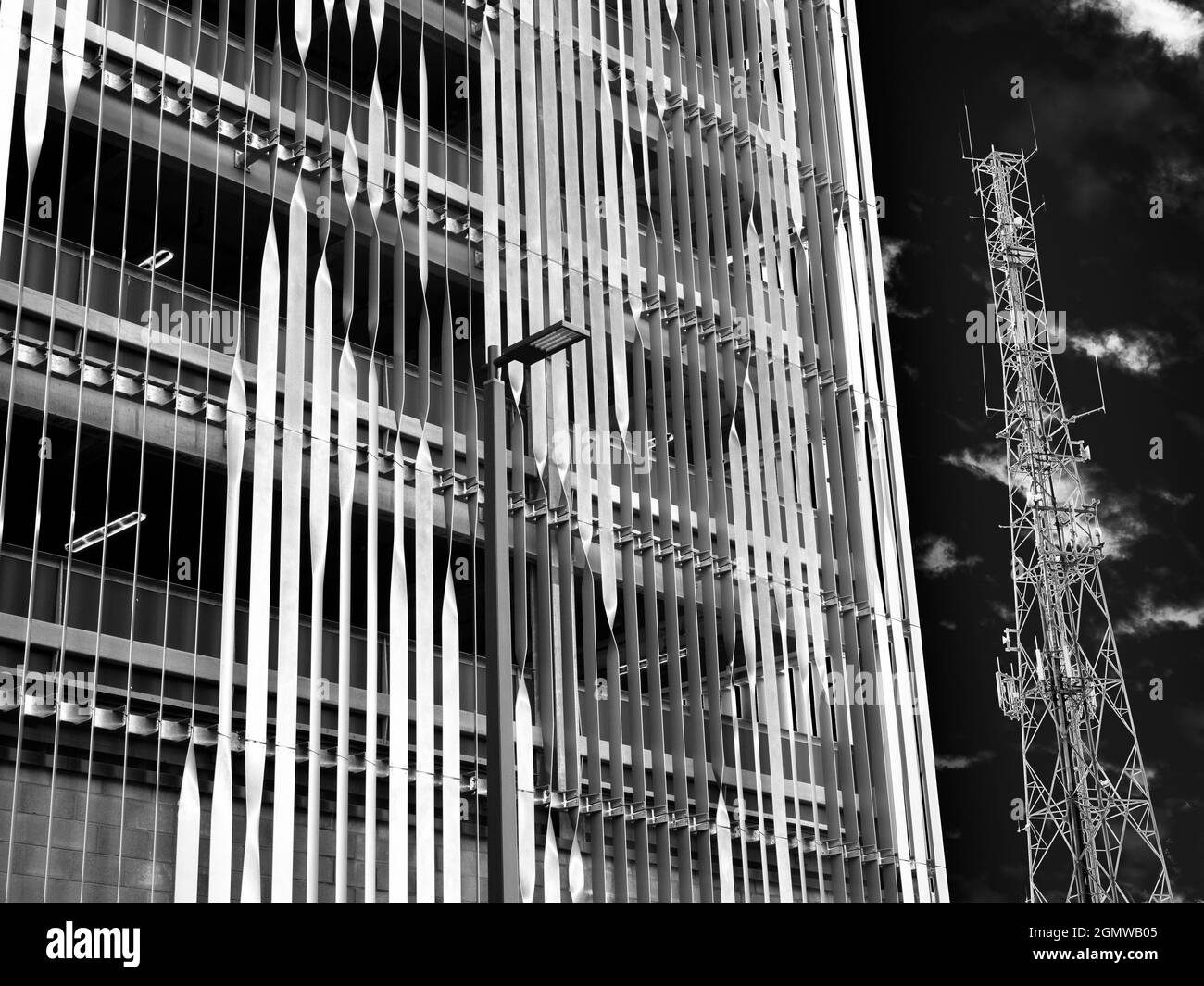 Oxford, Inghilterra - 1 luglio 2020; nessuna gente in colpo. Facciata di un edificio di uffici e medici nel campus Old Road di Oxford. Molto lineare e moderno, ma Foto Stock