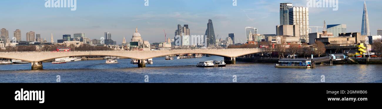 Londra, Inghilterra - 2011; Londra ha uno skyline ricco di storia, con molti edifici famosi, vecchi e nuovi. Qui vediamo una vista panoramica da Charing Foto Stock