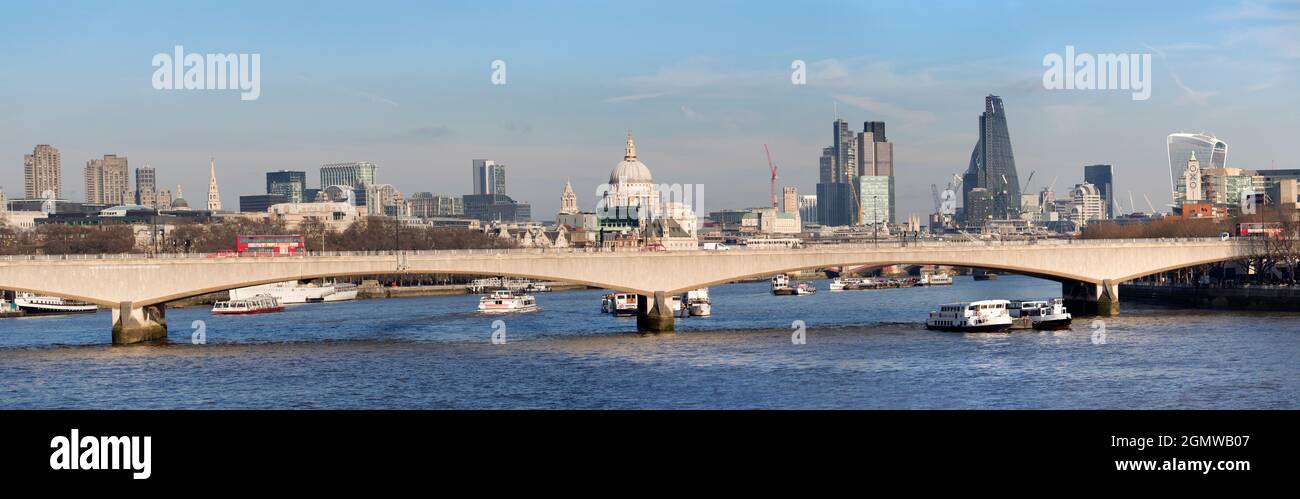 Londra, Inghilterra - 2011; Londra ha uno skyline ricco di storia, con molti edifici famosi, vecchi e nuovi. Qui vediamo una vista panoramica da Charing Foto Stock