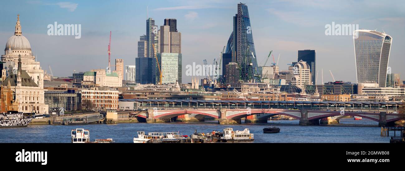 Londra, Inghilterra - 2011; Londra ha uno skyline ricco di storia, con molti edifici famosi, vecchi e nuovi. Qui vediamo una vista panoramica da Waterlo Foto Stock